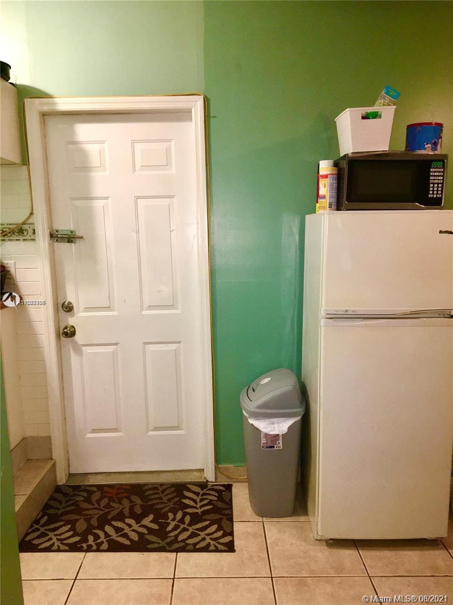 HOLLYWOOD LITTLE RANCHES - Residential Lease