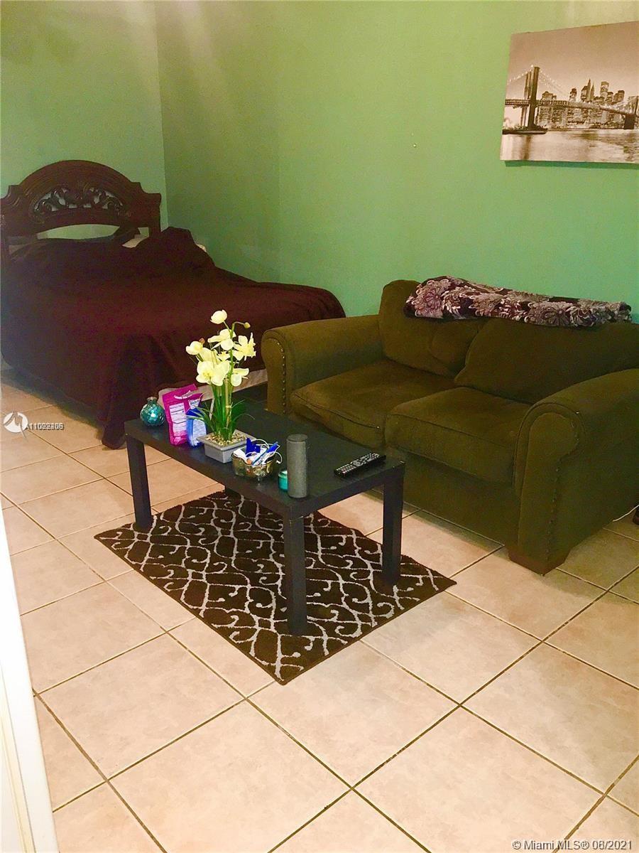 HOLLYWOOD LITTLE RANCHES - Residential Lease