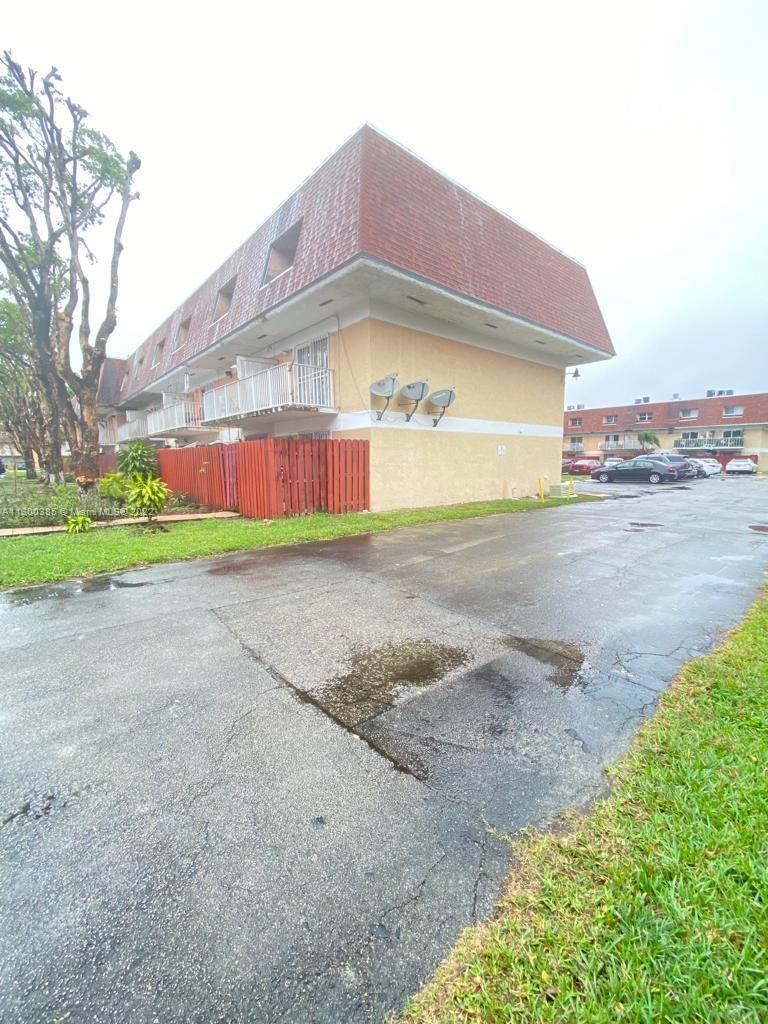 Very well located and spacious two-story 2 bedrooms, 1.5 bathrooms condo with plenty of guess parking.
Freshly painted, all title, 2 balconies, washer & dryer inside the unit.
Very close to FIU, close to major highways, restaurants & shopping malls. Airport is only 12 minutes away.
A must see, will not last!!!