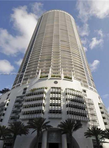 Enjoy the bay view and downtown skyline from the balcony. Next to the park on the bay for a dog walk, yoga or tennis. Excelent location next to the entertainment center, opera house and ballet, museums and walking distance to Midtown, design district and Wyndwood for shopping and restaurants.