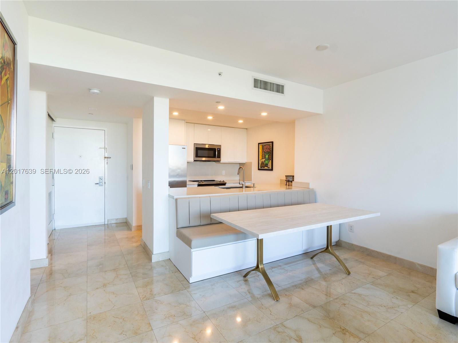 THE METROPOLITAN CONDO - Residential