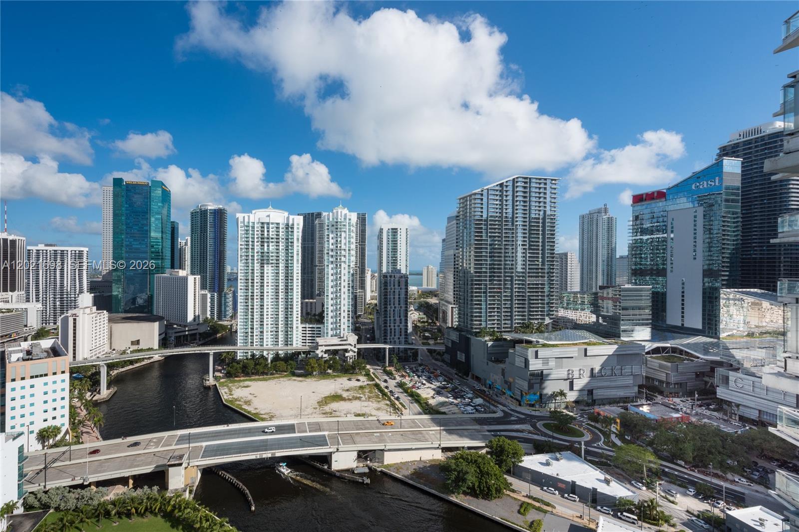 Beatiful 2/2 with ceramic floors throughout, stainless steel appliances, granite counter tops and Italian kitchen. Amazing views of the city and Miami River. 5 star amenities including: fitness center, bar, pool, business center, active room, 24 hour conc ierge, valet parking. Amazing new modern building. Close to dining, shopping, minutes from beach, airport and financial district Brickell.