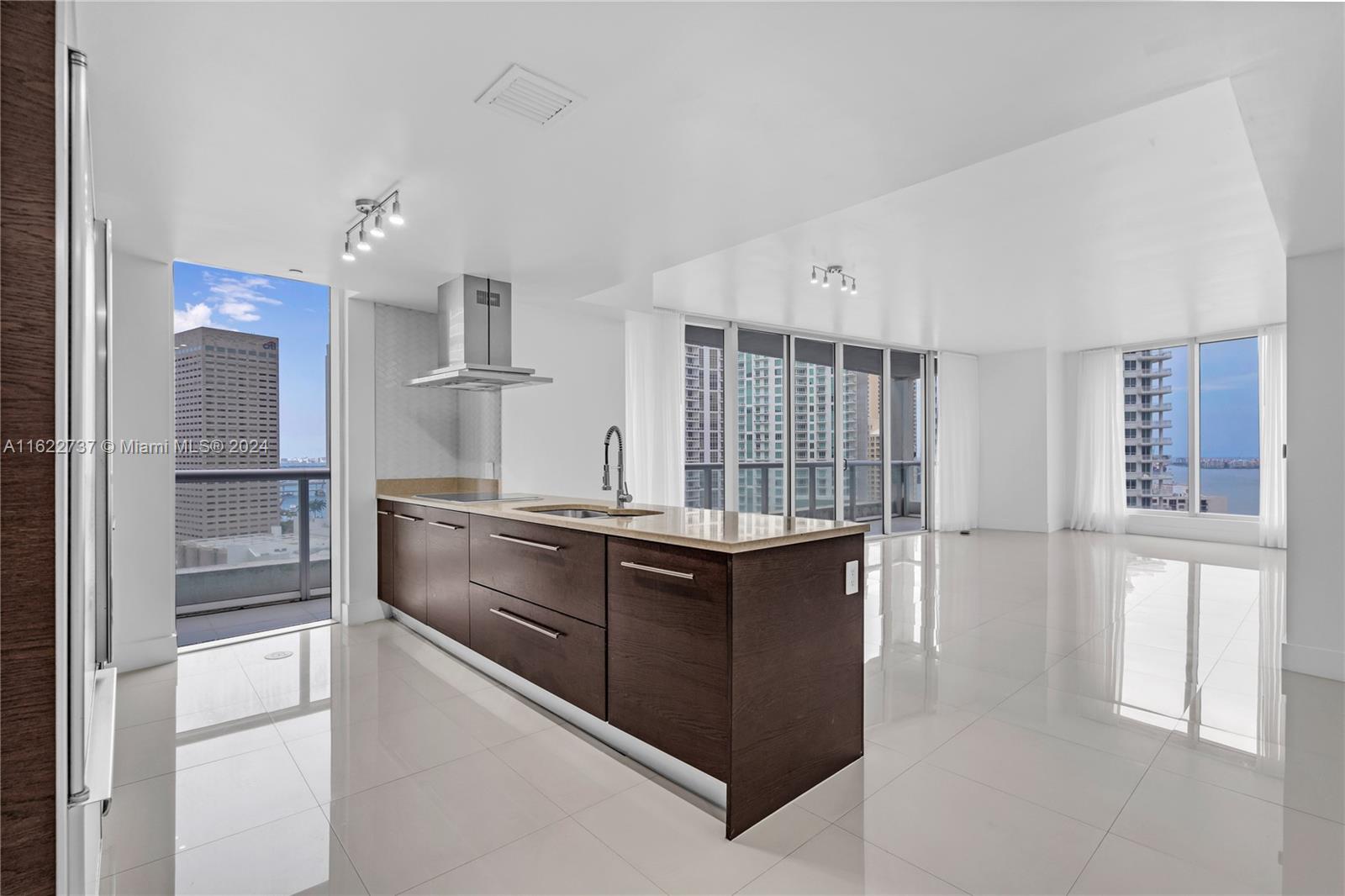 Breathtaking water views from this modern 2 beds plus Den, 2 baths condo at Icon Brickell Tower 2. Also you can
enjoy the views of the longest pool in Florida. Italian cabinets, granite countertops, Subzero Refrigerator, Miele
Cooktop & Dishwasher. Feel the real resort-style living building in Brickell. Spectacular, world class 28,000 Sq ft of
amenities and 3 restaurants on site including Ciprianni and Cantina La 20. Bay front infinity olympic pool and
jacuzzi, pool towels, food and drink service. Enjoy high end tech fitness center, Spa, 24hrs concierge and valet.
Walk to Brickell City Centre, Zuma & Whole Foods.