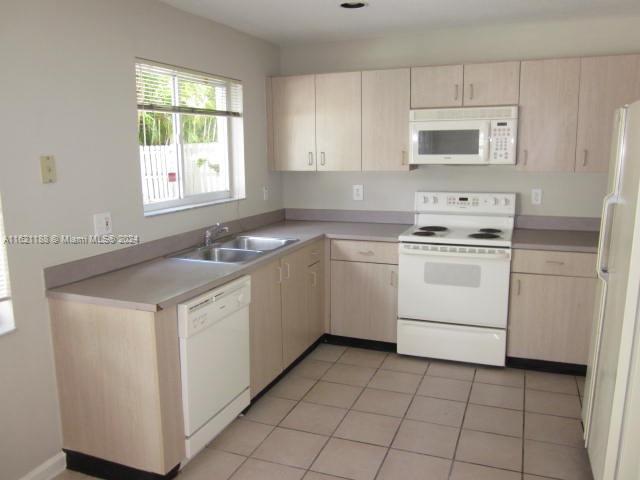 WEITZER HAMMOCKS HOMES SE - Residential Lease