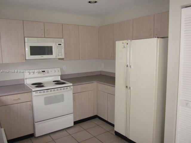 WEITZER HAMMOCKS HOMES SE - Residential Lease