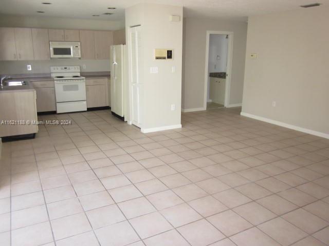WEITZER HAMMOCKS HOMES SE - Residential Lease