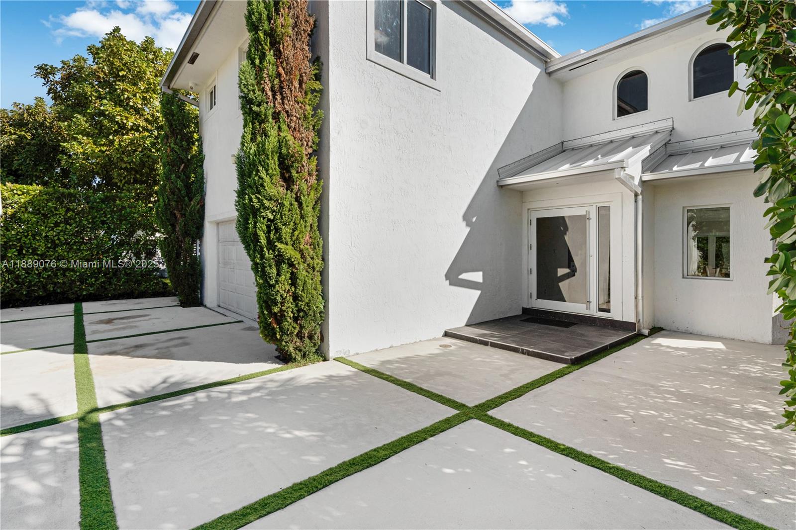 BEAUTIFUL MODERN HOME IN THE EXCLUSIVE FAMILY NEIGHBORHOOD OF SUNSET, WITHIN A MILE FROM BAPTIST HOSPITAL, PALMETTO EXPRESSWAY, AND TURNPIKE, WITH NO ASSOCIATION,4 BEDROOMS AND 3 FULL BATHROOMS ...
ALL UNDER 3005 SQFT ,THE HOUSE IS ALL NEWLY REMODELED, WITH PATIO AND A SWIMMING POOL, IMPACT WINDOWS, A NEW ROOF, SURVEILLANCE SYSTEM, MOTORIZED SHADES, AND MUCH MORE OFFERED WITH NO CONTINGENCY. DON'T LOSE THIS OPPORTUNITY!