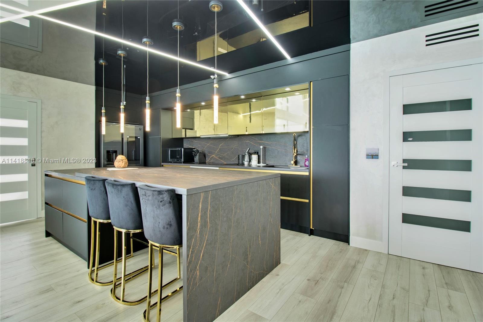 LA PERLA CONDO - Residential Lease