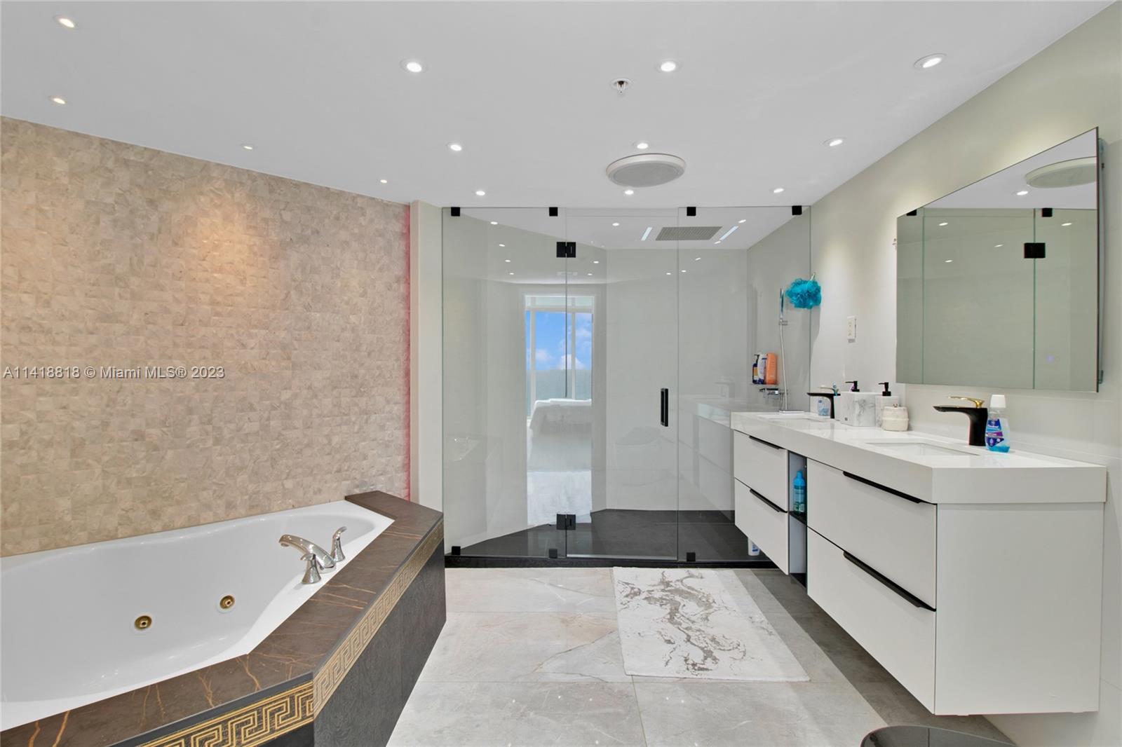 LA PERLA CONDO - Residential Lease