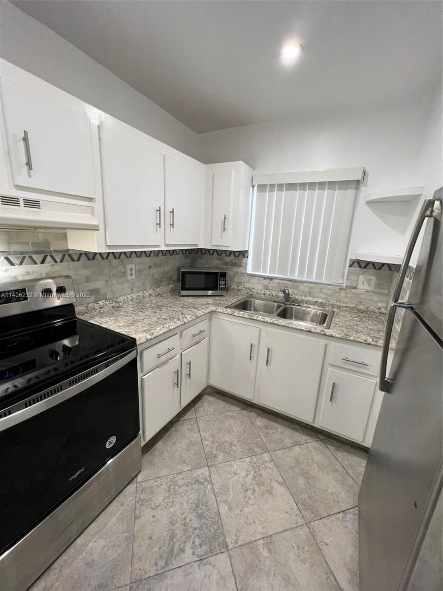 Ready To move!!Location Location Location Pembroke Pines Apt, Fresly Painted, Huge Closet, Impact Windows, Central Air,  Pool, Close to the Expressway, Mall, Store, Hospital, Beach ... and more.
