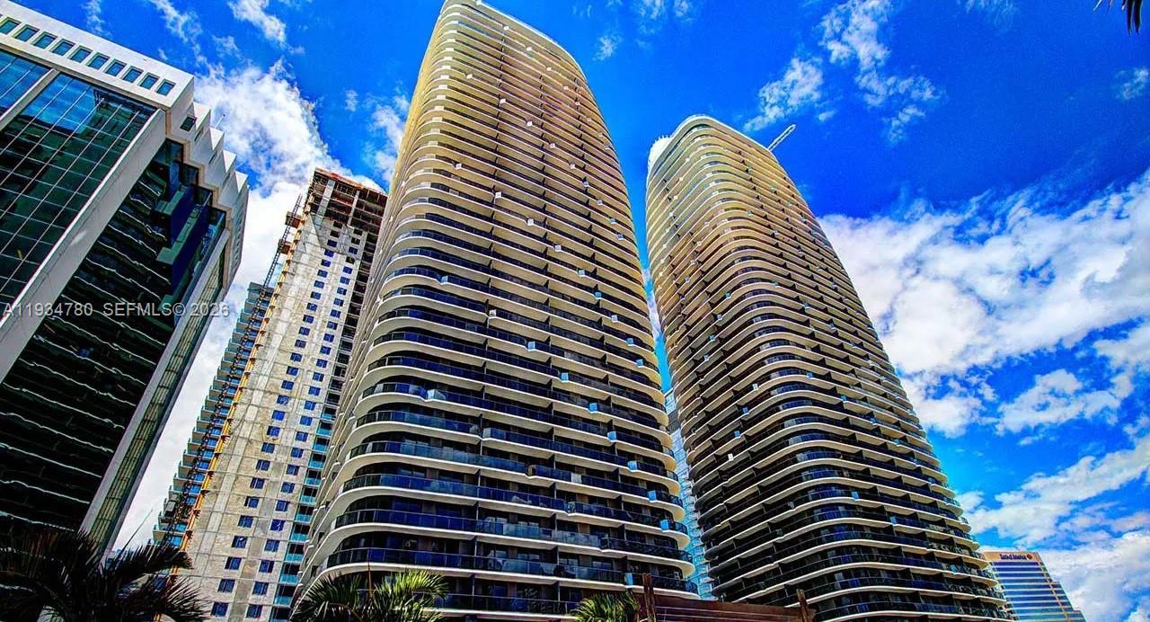 Beautiful and spacious 1 bedroom 1.5 bath corner unit with DEN area, private entrance and amazing views of the
city & river. Building located in the heart of Brickell. State of the art designer, kitchen and bathrooms, all tiled and
unit has lots of closet space. Enjoy all the upscale amenities of the Brickell Heights East building plus their roof top
pools and tower sky deck. Water, cable and internet included in the association. Tenant occupied, av