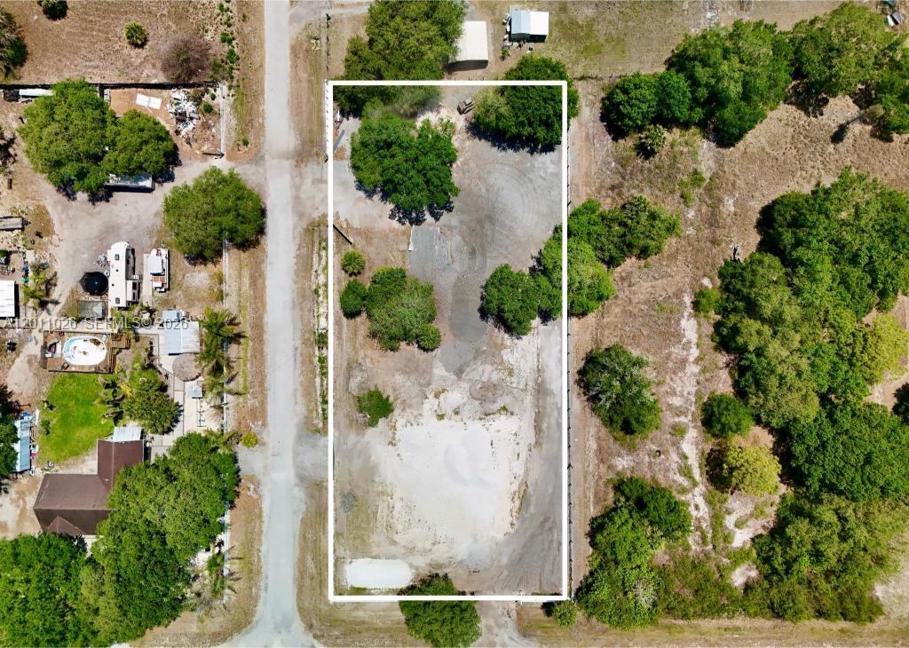 Discover a prime piece of vacant land in Clewiston, FL. Spanning an expansive 1.25 acres, this property presents a wonderful opportunity for those looking to build their dream home or invest in real estate. Nestled in a tranquil neighborhood, it offers plenty of space for gardening, outdoor activities, or even future expansion. Enjoy the charm of Clewiston while being just a short drive away from local amenities and attractions. Don’t miss out on this excellent opportunity to create your ideal space!