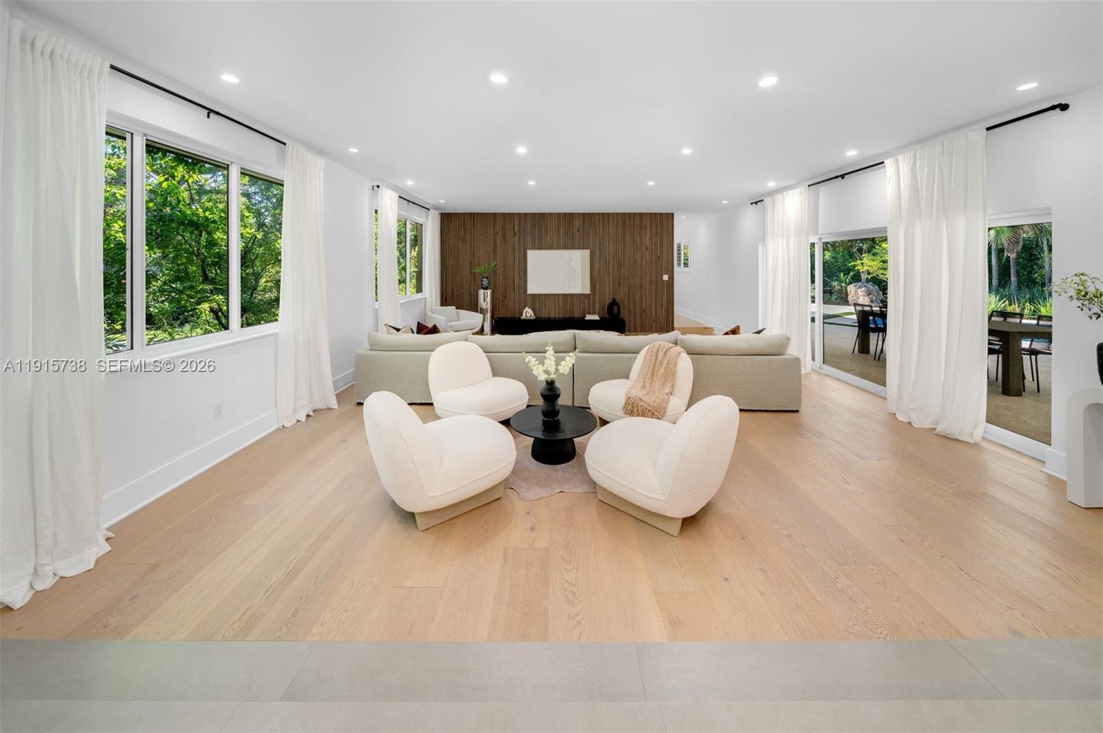 TOWN & RANCH ESTS - Residential