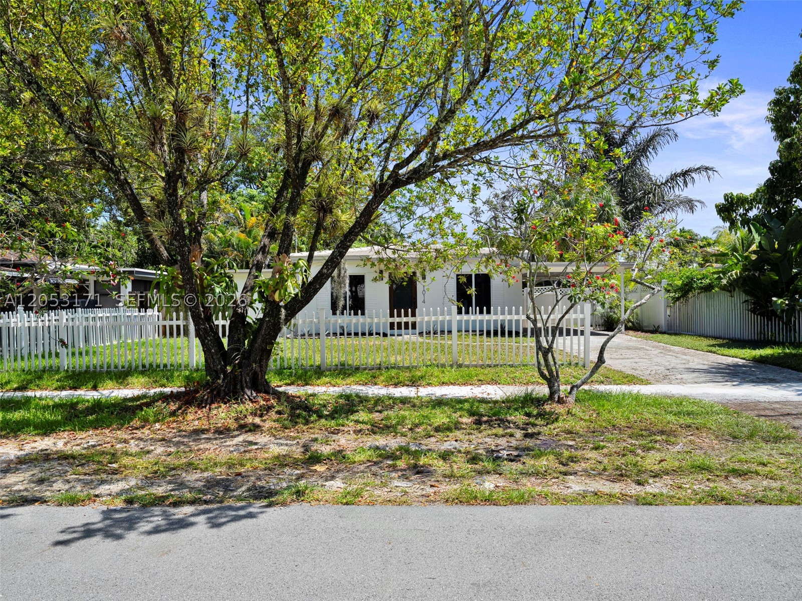 BANYAN GROVE - Residential