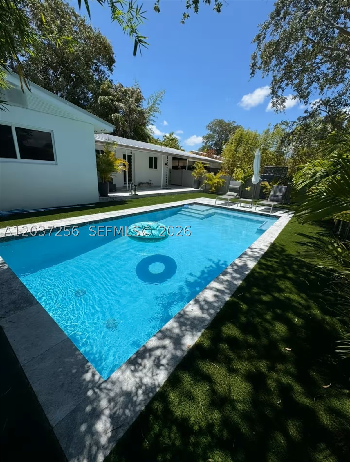 TROPICAL MANORS - Residential
