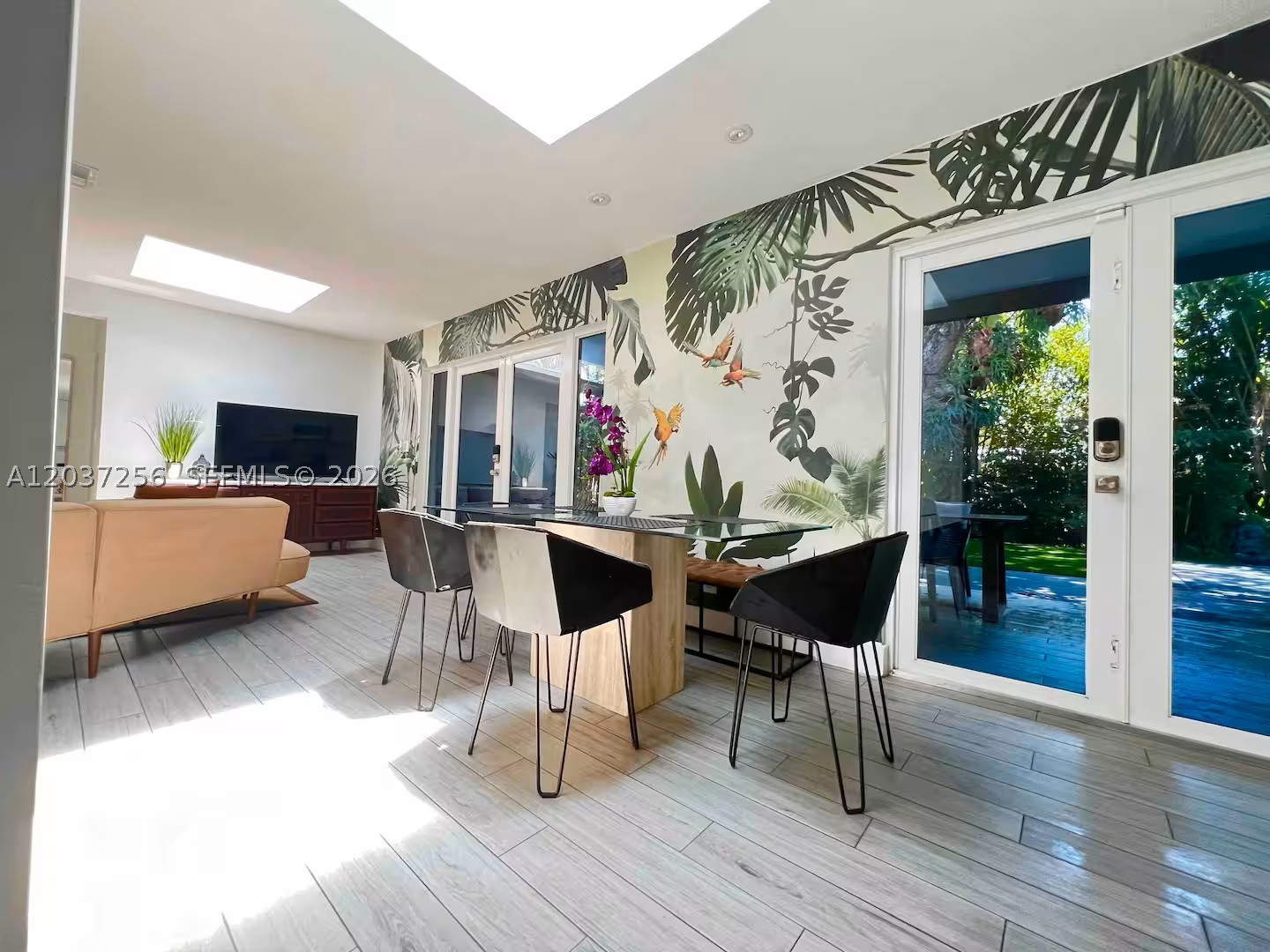 TROPICAL MANORS - Residential