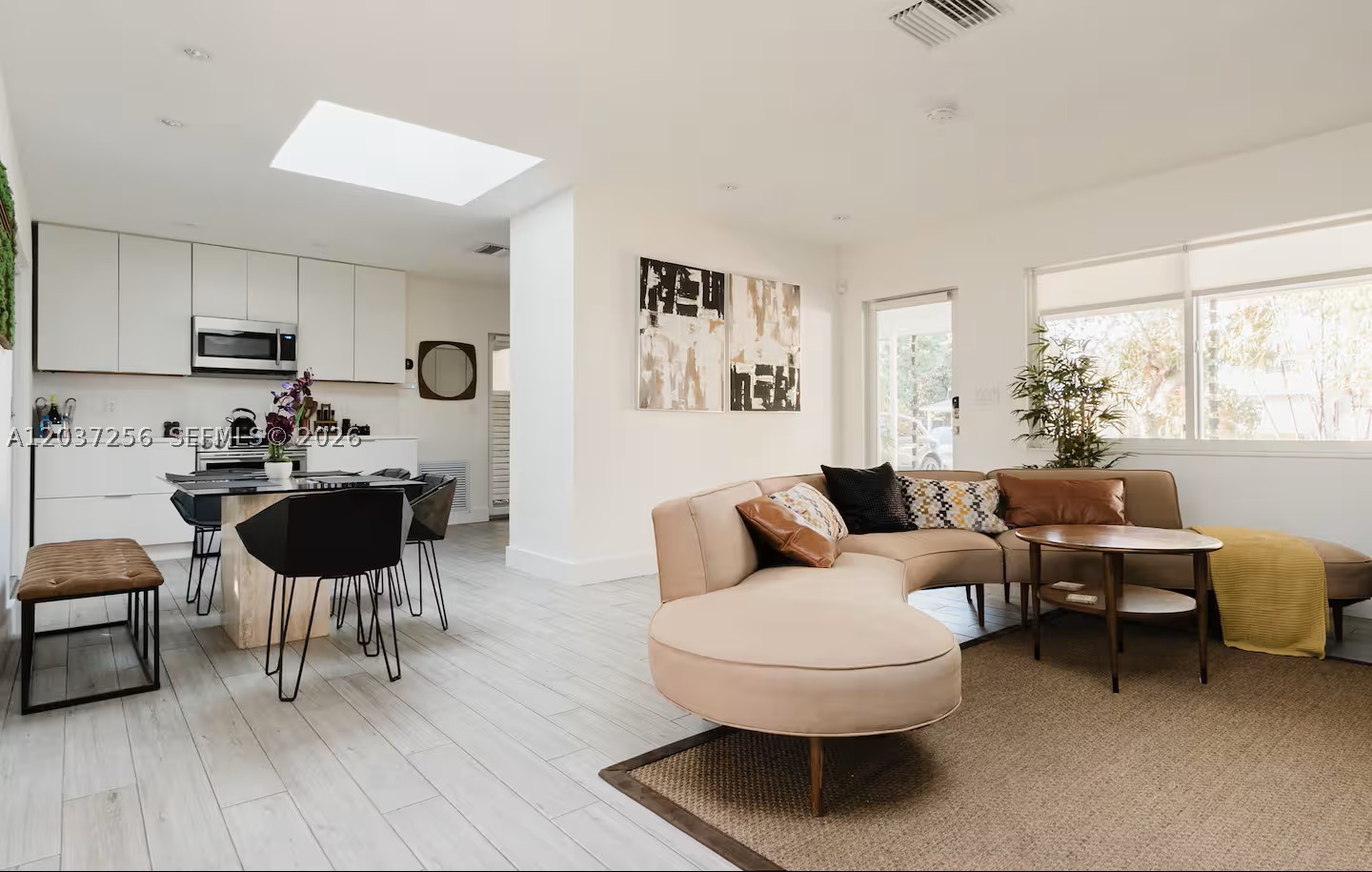 TROPICAL MANORS - Residential