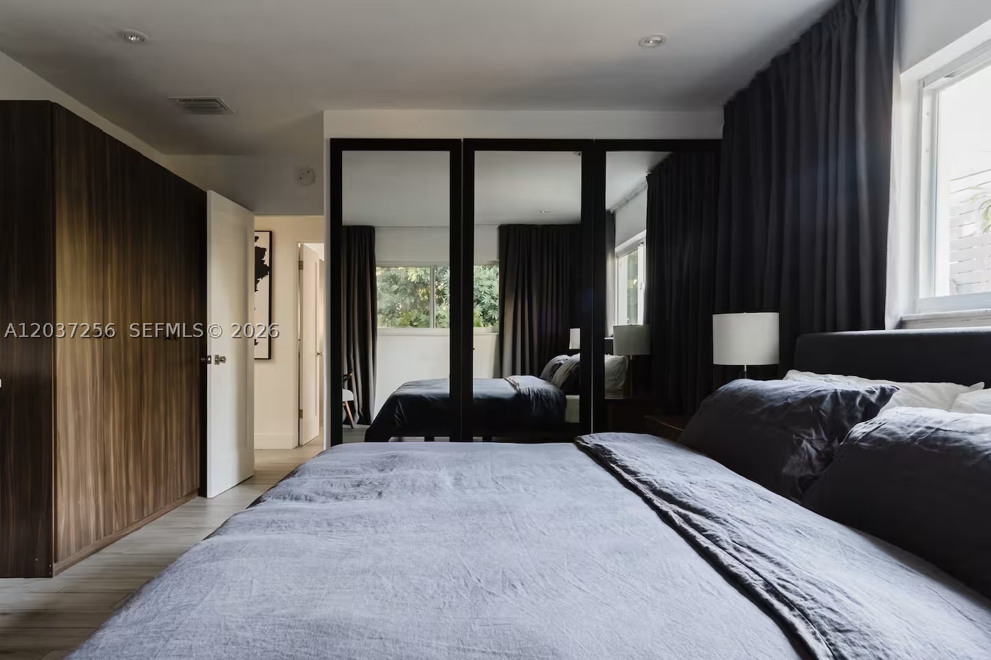 TROPICAL MANORS - Residential
