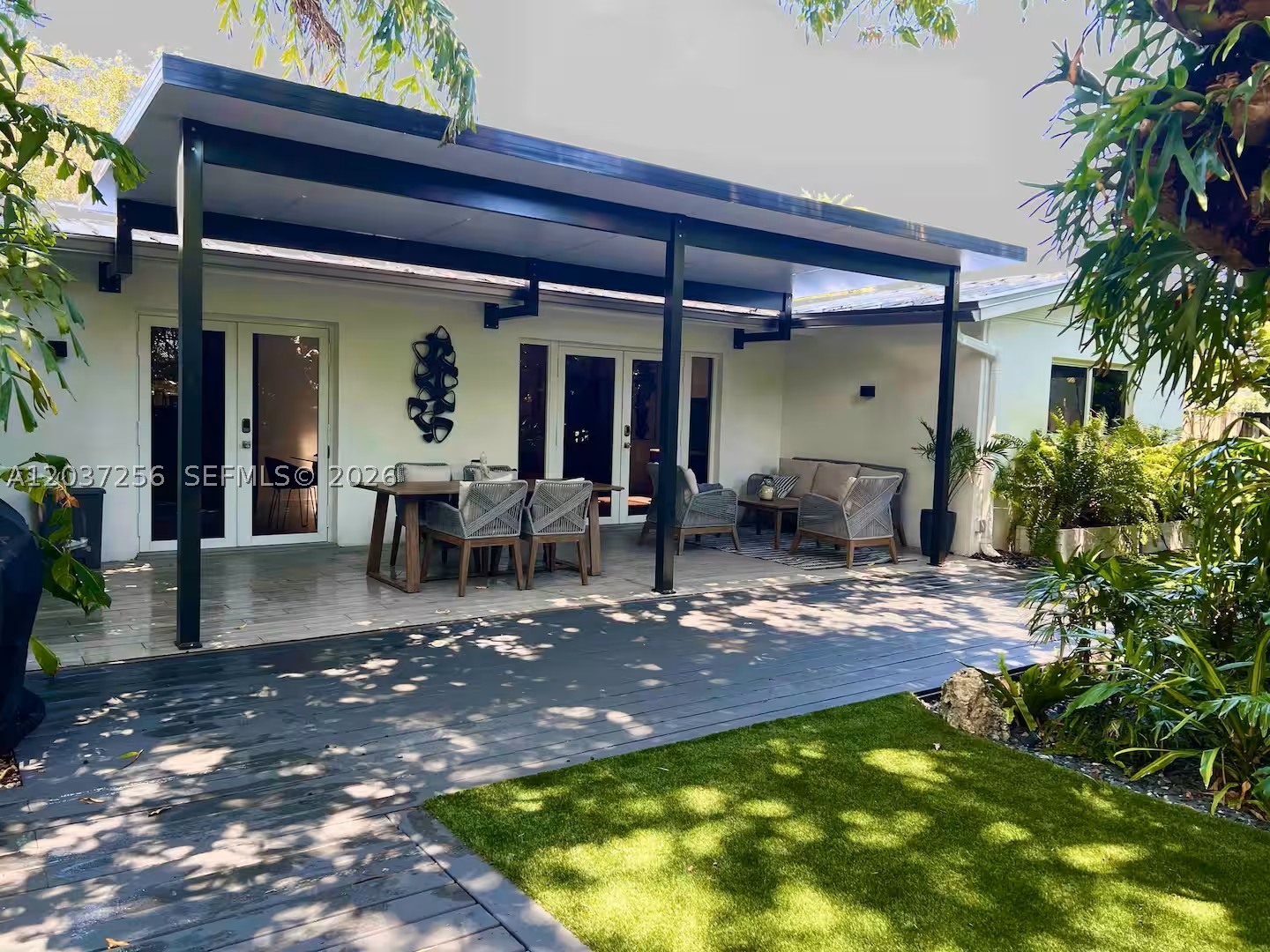 TROPICAL MANORS - Residential