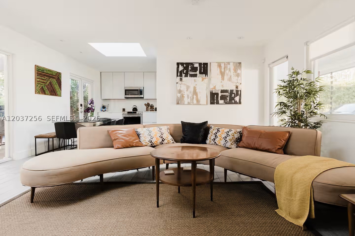 TROPICAL MANORS - Residential