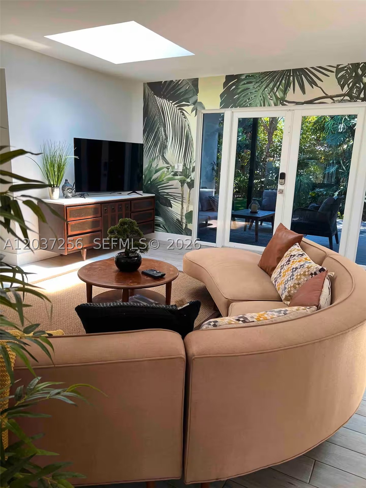 TROPICAL MANORS - Residential