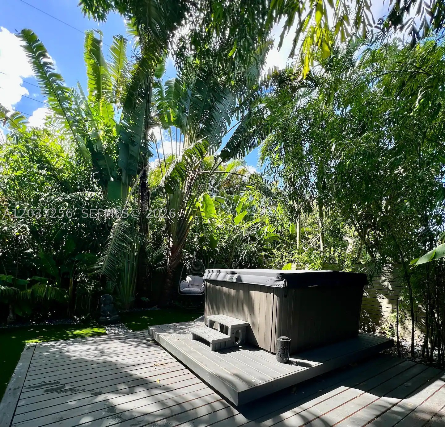 TROPICAL MANORS - Residential