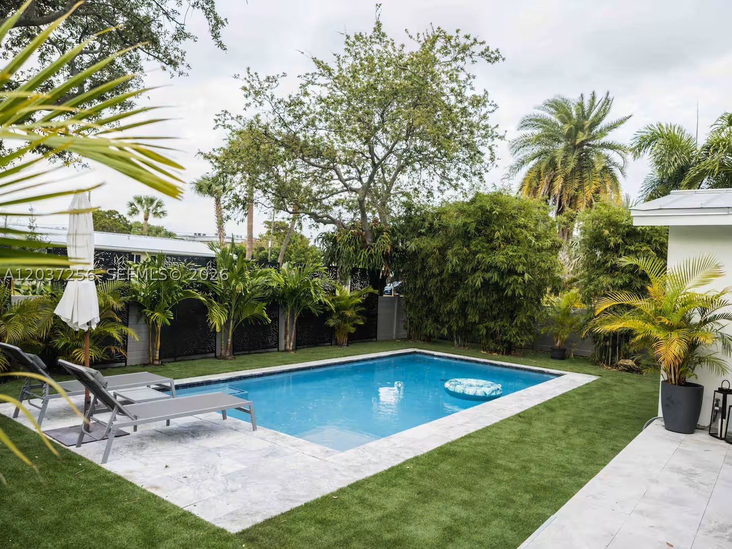 TROPICAL MANORS - Residential