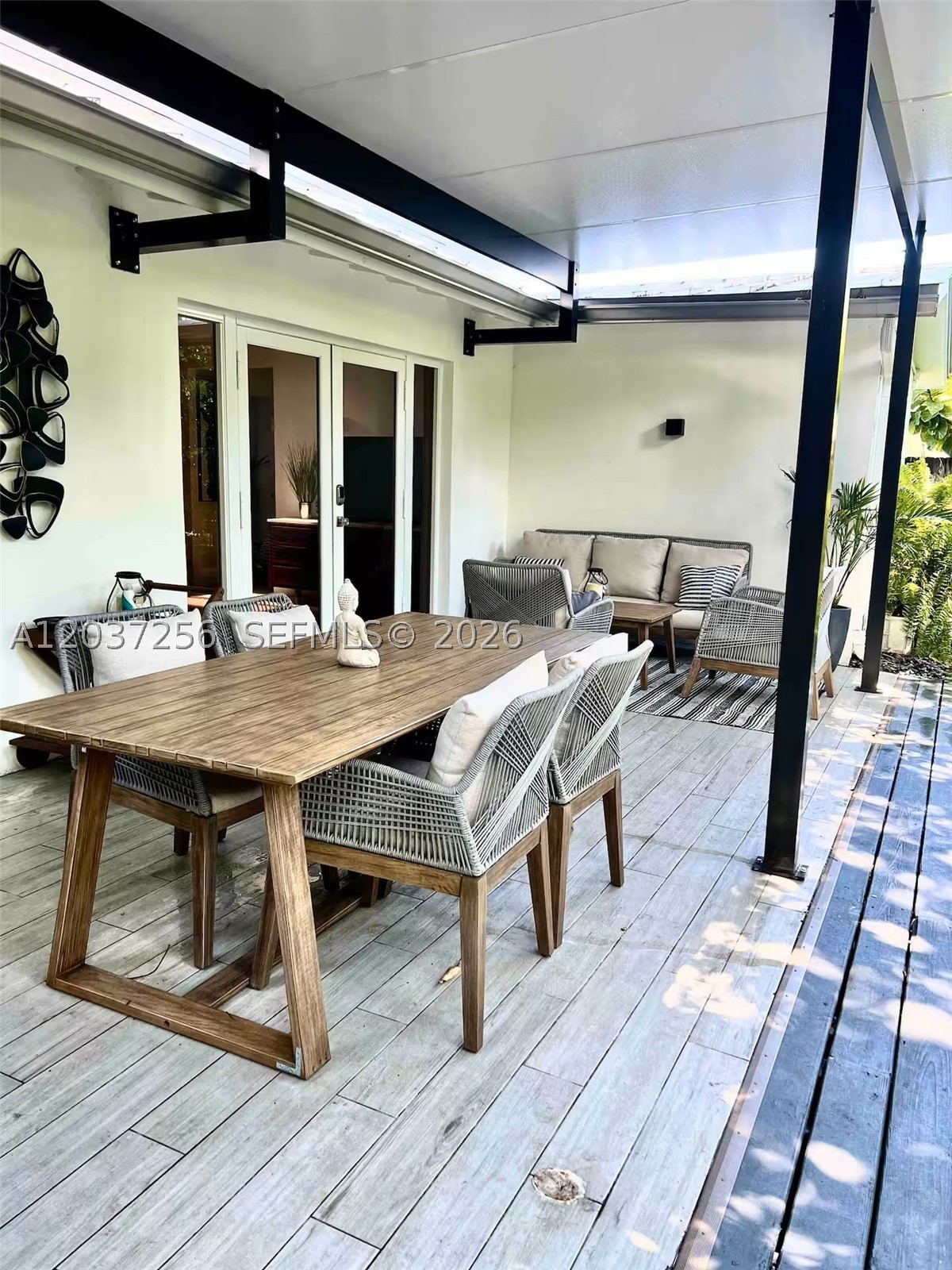TROPICAL MANORS - Residential