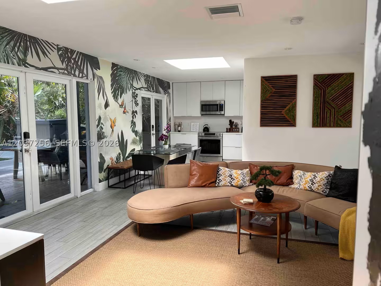 TROPICAL MANORS - Residential