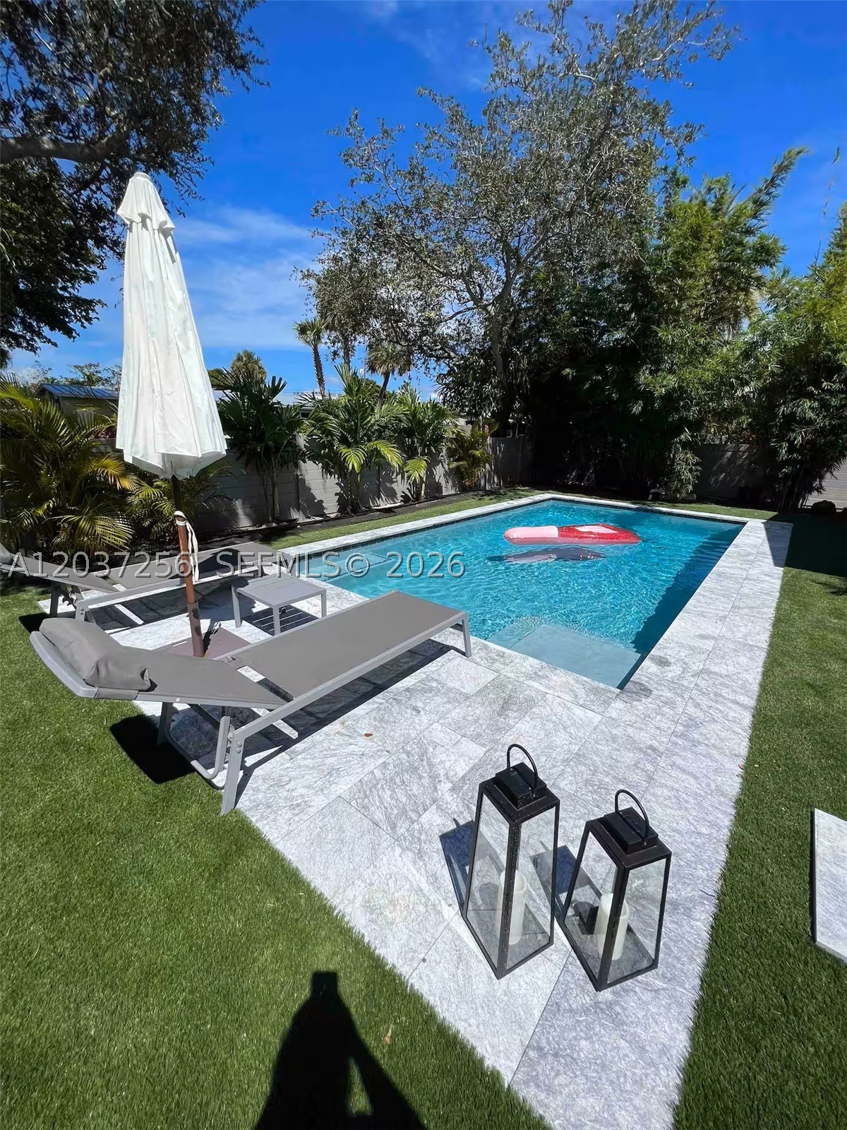 TROPICAL MANORS - Residential