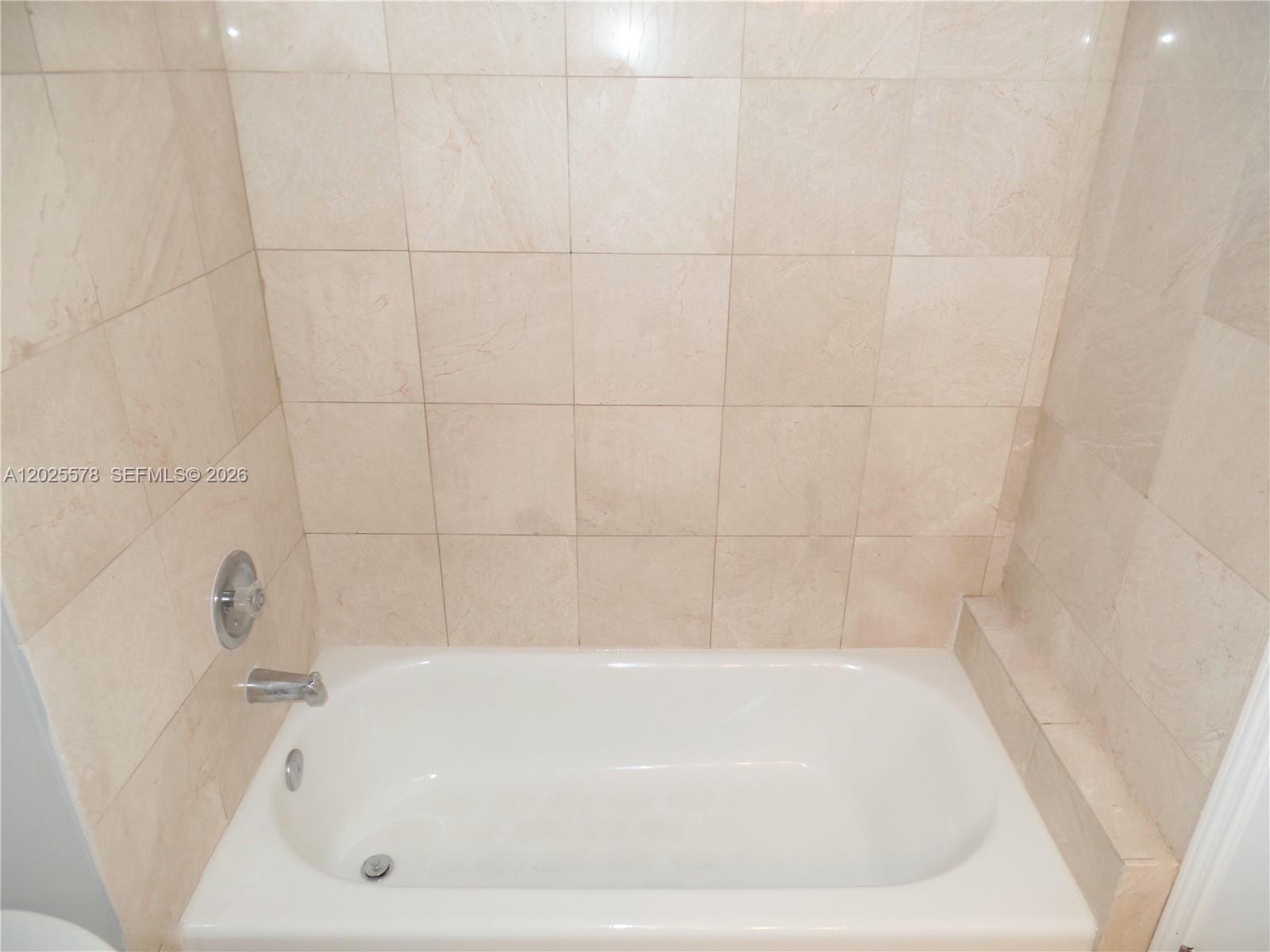 LAKEVIEW CLUB CONDO - Residential Lease