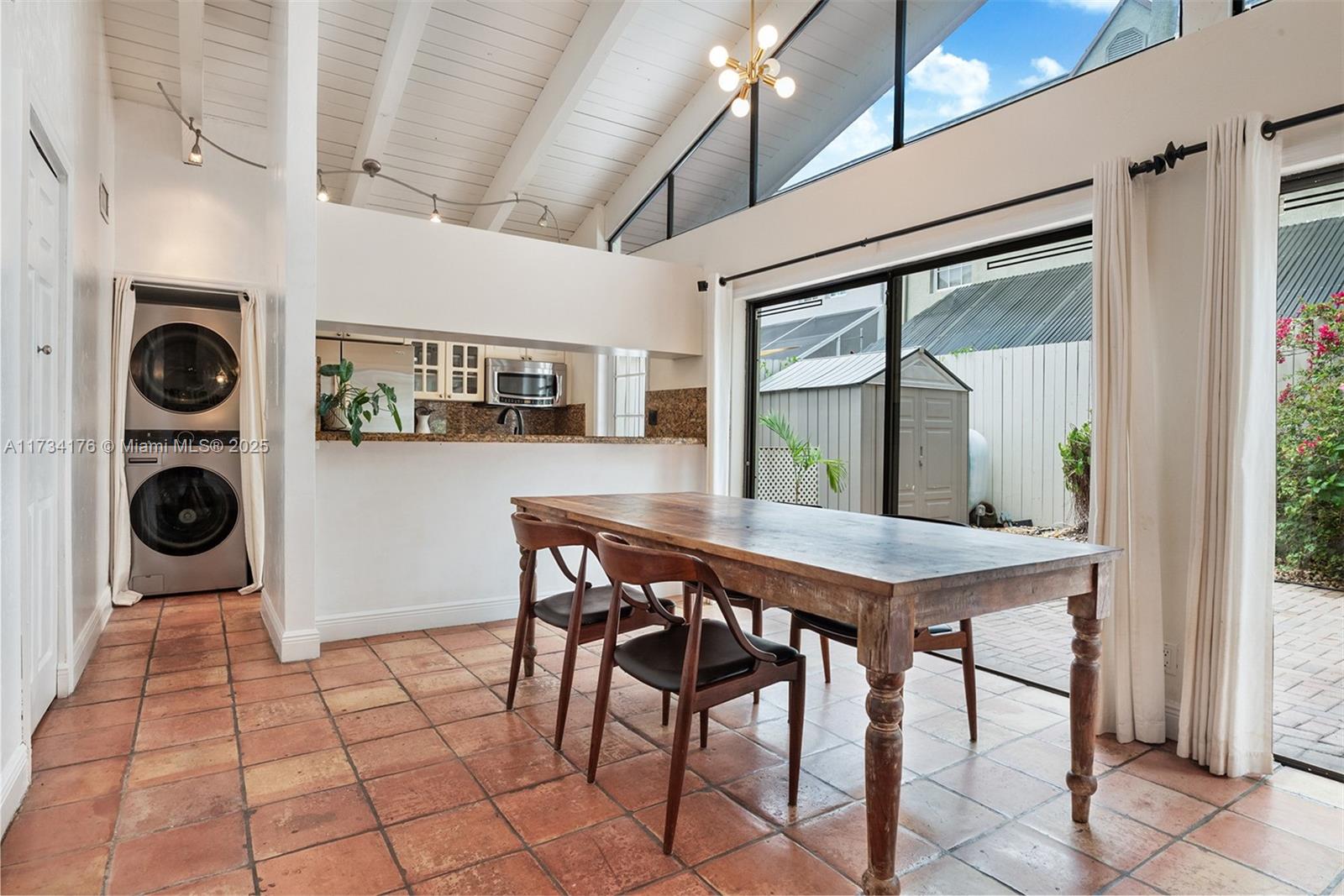 KETTLES CONDO - Residential