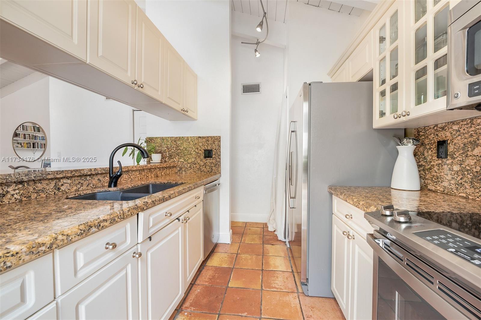 KETTLES CONDO - Residential
