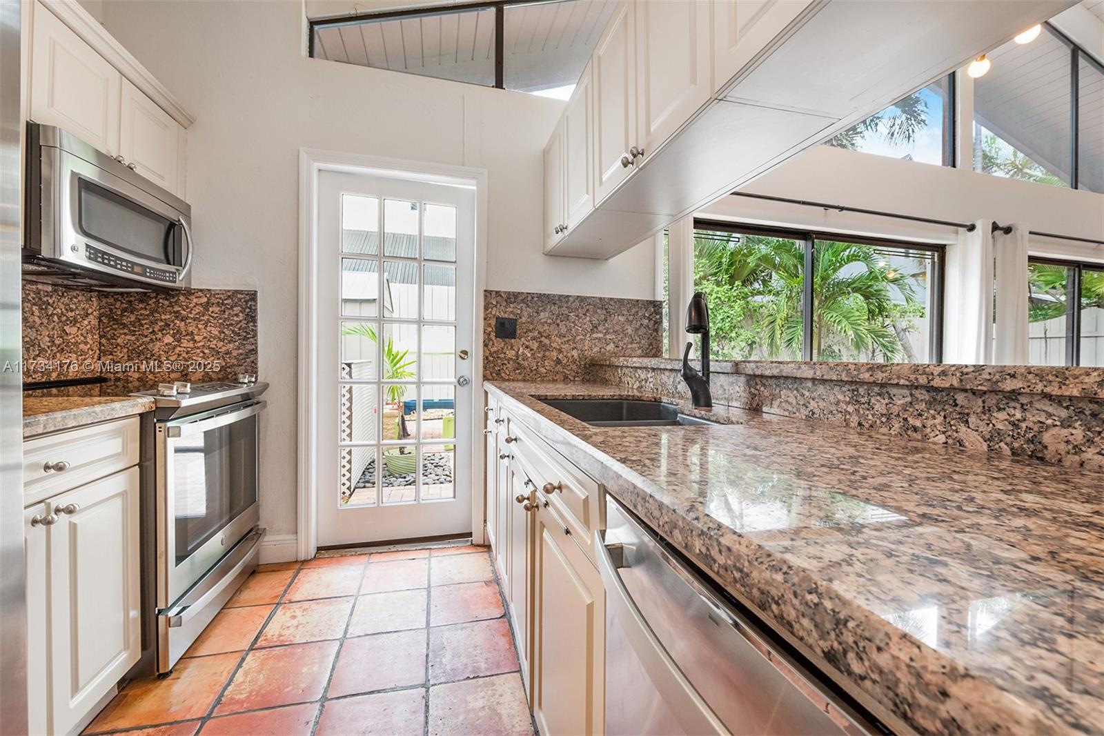 KETTLES CONDO - Residential