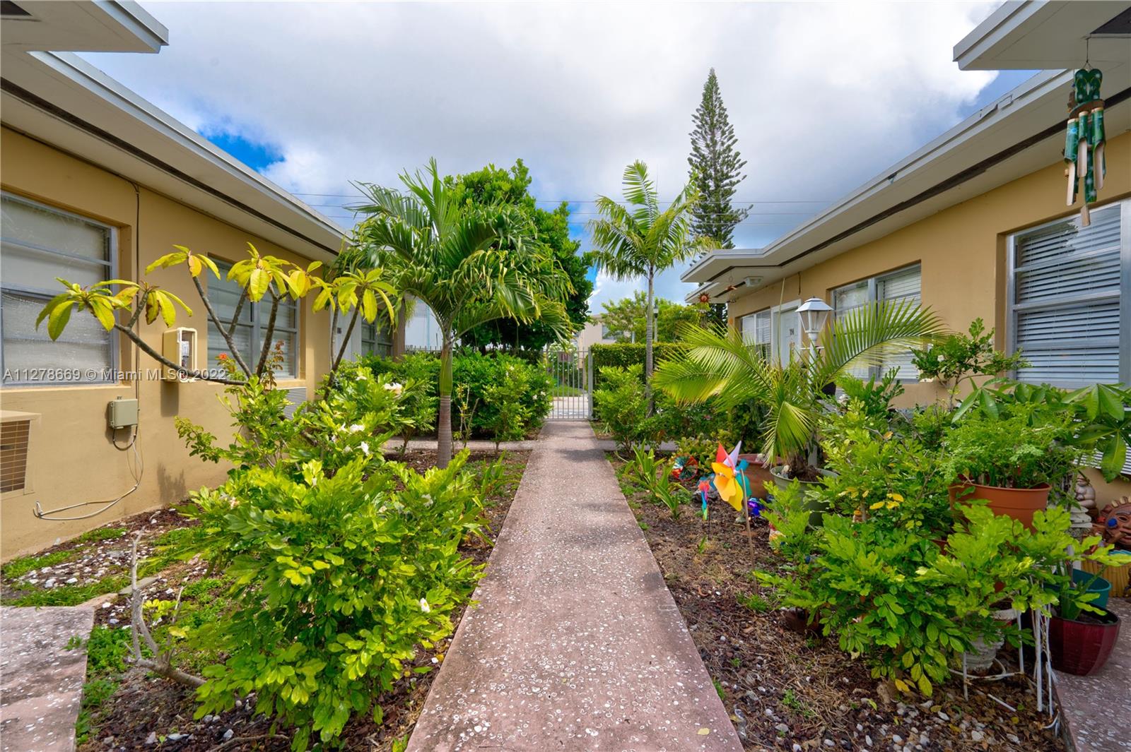 BISCAYNE BCH SUB - Residential Lease