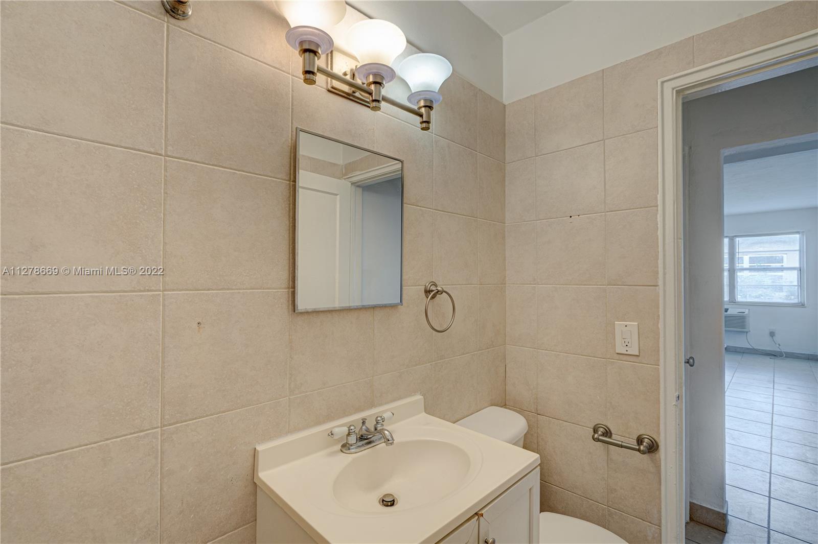 BISCAYNE BCH SUB - Residential Lease