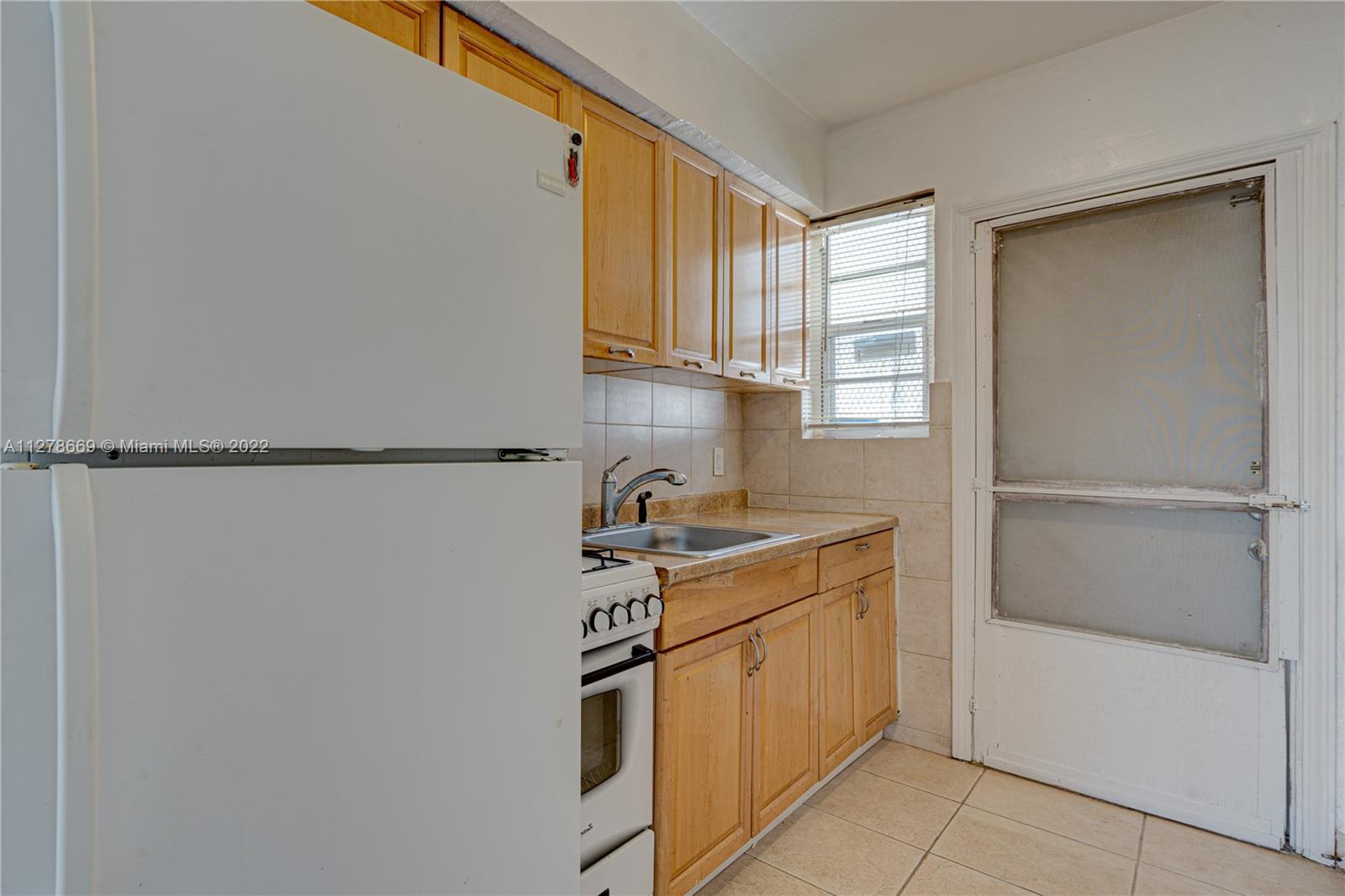 BISCAYNE BCH SUB - Residential Lease