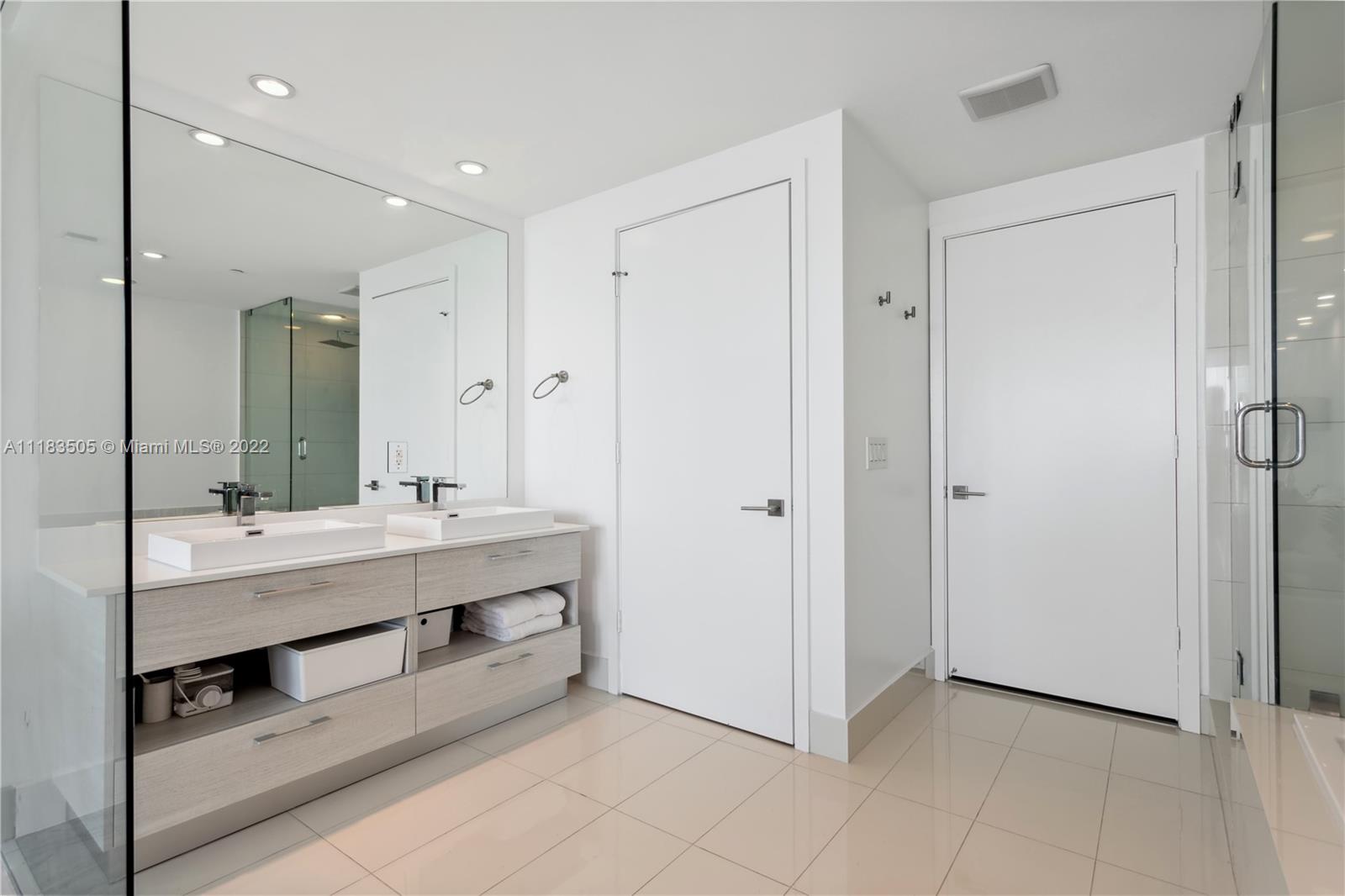 PARAISO BAY CONDO - Residential