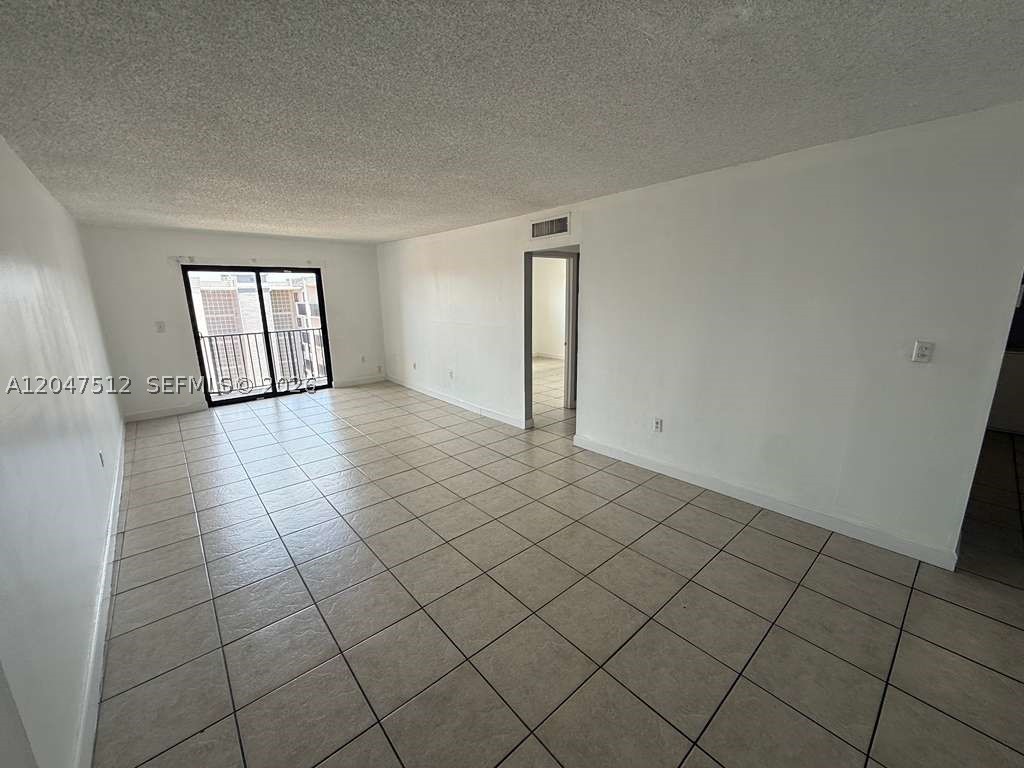 GREAT APARTMENT 1 BED 1 BATH EXCELLENT LOCATION , GREAT CONDOMINIUM WELL MAINTAINED. COMMUNITTY POOL. 2 MONTHS TO MOVE IN , SCHEDULE A SHOWING AND RENT IT TODAY!
