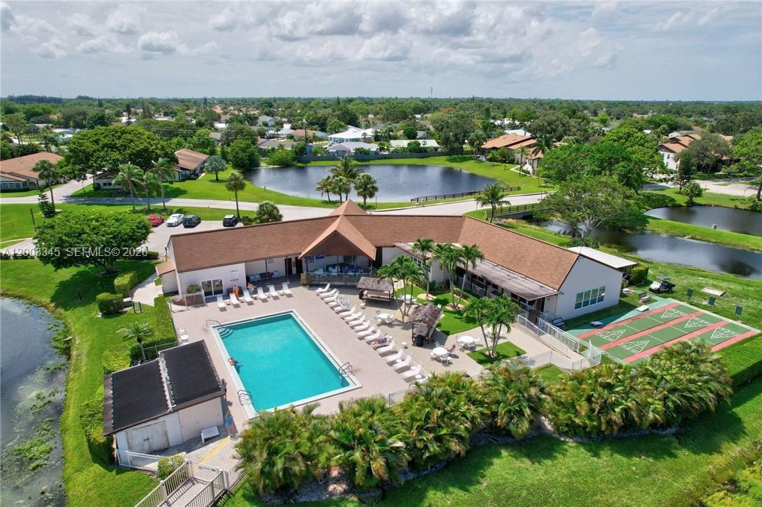 TWIN LAKES SOUTH & TOWN V - Residential