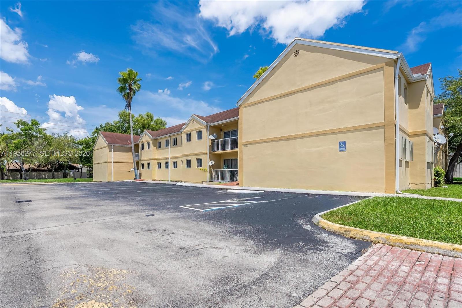 WILLOW WALK OF KENDALL CO - Residential