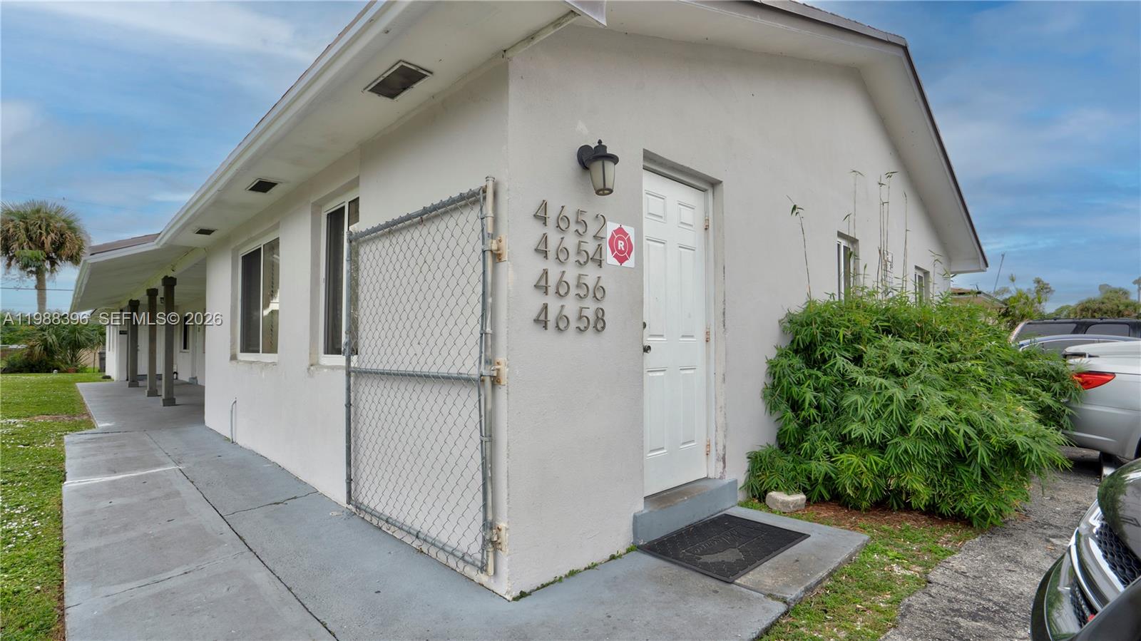 Beautifully 2 bedroom 1 bath available for rent located in the heart of West Palm Beach. This home is in perfect condition and ready to rent. Asking First and 1 Security Deposit to move in. Must submit ID's, last 2 paystub, last 2 bank statements, and a credit/background/eviction report. We are looking for a minimum 650 credit score, but landlord is willing to make exceptions based on report.