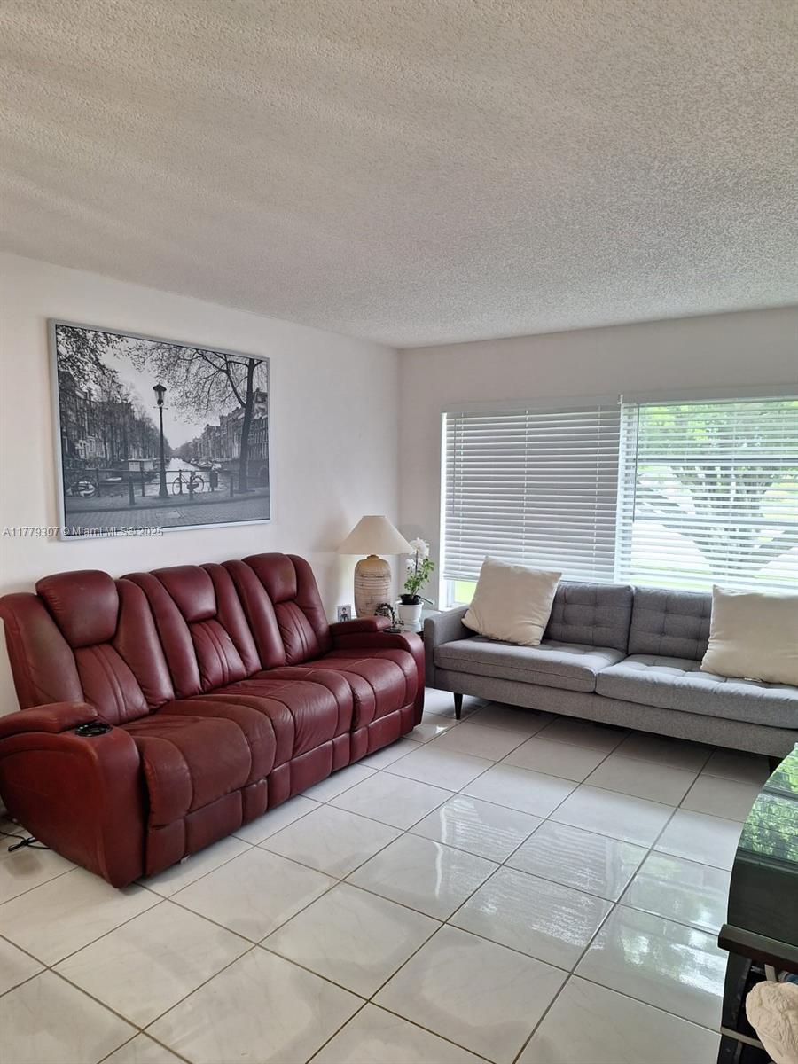 ORIOLE GOLF & TENNIS CLUB - Residential