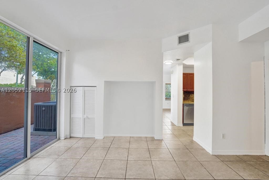 VILLAS AT HARBOR ISLES CO - Residential Lease