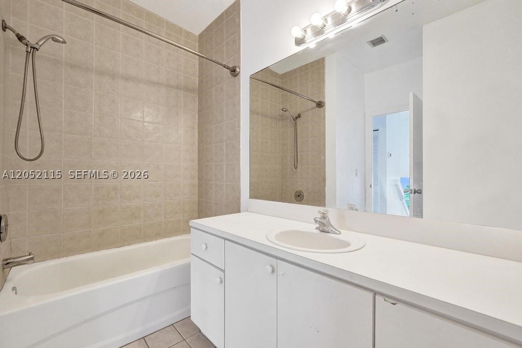 VILLAS AT HARBOR ISLES CO - Residential Lease