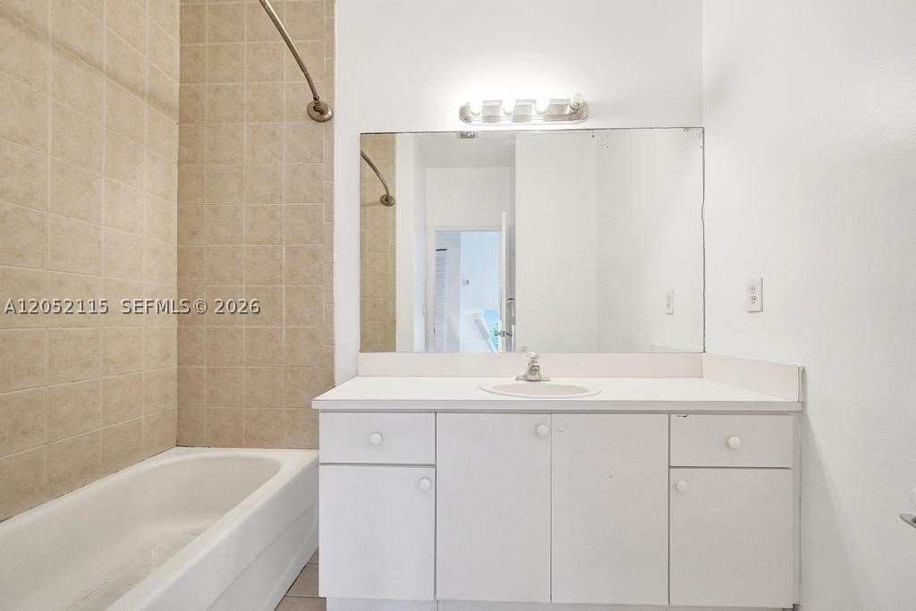 VILLAS AT HARBOR ISLES CO - Residential Lease