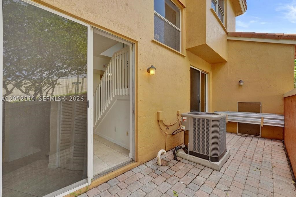 VILLAS AT HARBOR ISLES CO - Residential Lease