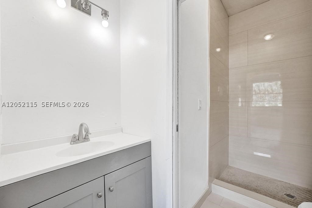VILLAS AT HARBOR ISLES CO - Residential Lease