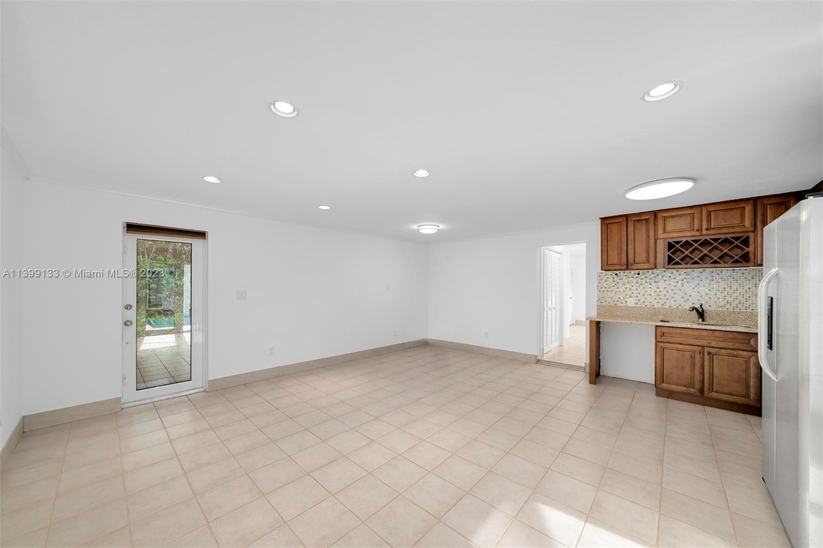 GARDEN ESTATES - Residential Lease