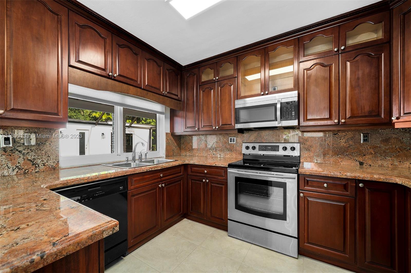 GARDEN ESTATES - Residential Lease